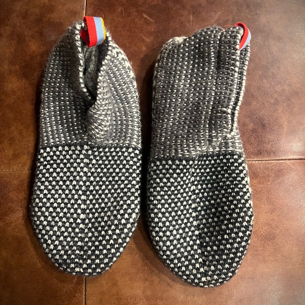 Bombas Women’s Gripper Slippers Size Small New